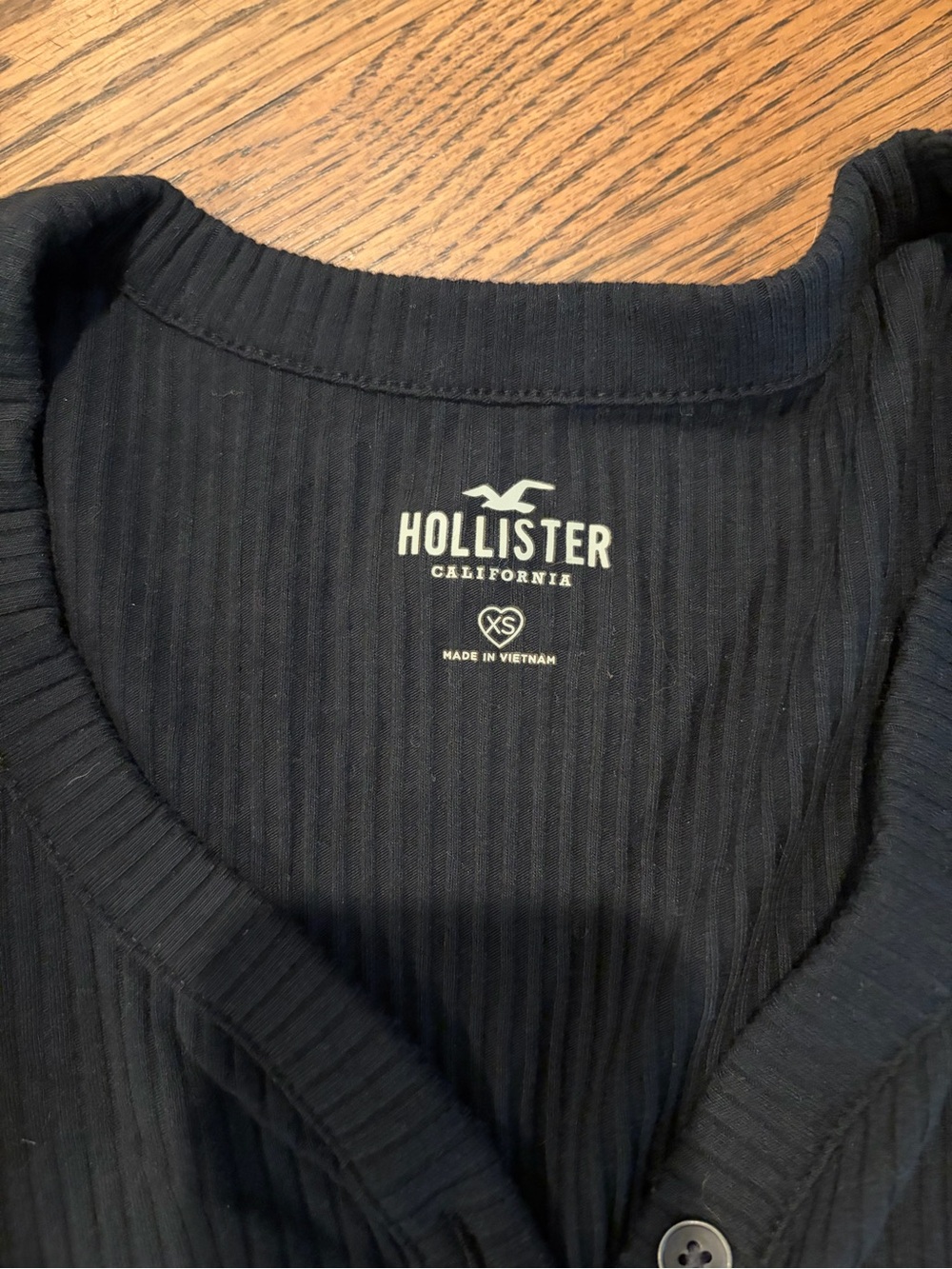 Hollister Black Ribbed Button-Front Long Sleeve Top - Picture 2 of 3